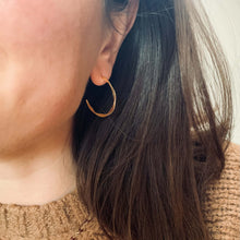 Load image into Gallery viewer, Sacallop Hoop Earring