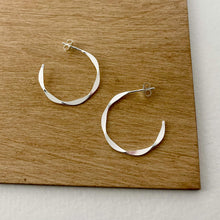 Load image into Gallery viewer, Sacallop Hoop Earring