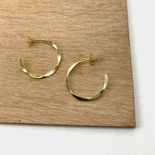 Load image into Gallery viewer, Sacallop Hoop Earring

