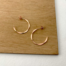 Load image into Gallery viewer, Sacallop Hoop Earring

